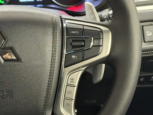 三菱 デリカＤ：５ シャモニー 三重県 2025(令7)年 0.1千km グラファイトグレーメタリック/ブラックマイカ 2.2L ディーゼルターボ/パートタイム4WD/MTモード付インパネ8AT/マルチアラウンドモニター/両側オートスライドドア/e-Assist/・衝突被害軽減ブレーキシステム［FCM］/・車線逸脱警報システム［LDW］/・レーダークルーズコントロールシステム［ACC］/・オートマチックハイビーム［AHB］/・誤発進抑制機能（前進時）/・後側方車両検知警報システム（レーンチェンジアシスト機能付）［BSW/LCA］/・後退時交差車両検知警報システム［RCTA］/など/装備/・ハーフレザーシート/・シートヒーター（D/N）/・パワーシート（D6way）/・エレクトリックテールゲート（電動バックドア）/・左右独立オートエアコン/・AC100V電源コンセント（100W）/・オートライト/・LED ヘッドランプ＋フロントフォグランプ/・パドルシフト/・オートワイパー/・自動防眩ルームミラー（カメラモニター内蔵）/・シャモニー専用 純正18inAW（ブラック塗装）/・プッシュスタート/・CHAMONIX専用OPボディカラー『グラファイトグレーメタリック/ブラックマイカ［U27X42］［H2X］』/・保/取/・スマートキーx2/など