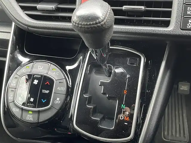 トヨタ ヴォクシー ZS 煌 青森県 2017(平29)年 4.9万km ブラック 4WD/ワンオーナー/純正メモリーナビ/フルセグTV/CD/DVD/BT/後席用フリップダウンモニター/両側パワースライドドア/トヨタセーフティセンス/プリクラッシュセーフティ/レーンキープアシスト/オートマチックハイビーム/ETC/クルーズコントロール/LEDオートライト