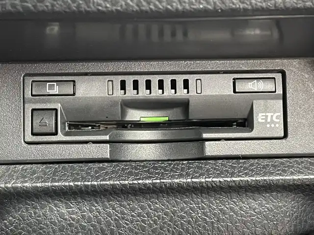 トヨタ ヴォクシー ZS 煌 青森県 2017(平29)年 4.9万km ブラック 4WD/ワンオーナー/純正メモリーナビ/フルセグTV/CD/DVD/BT/後席用フリップダウンモニター/両側パワースライドドア/トヨタセーフティセンス/プリクラッシュセーフティ/レーンキープアシスト/オートマチックハイビーム/ETC/クルーズコントロール/LEDオートライト