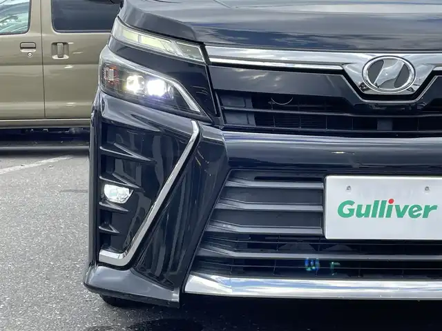 トヨタ ヴォクシー ZS 煌 青森県 2017(平29)年 4.9万km ブラック 4WD/ワンオーナー/純正メモリーナビ/フルセグTV/CD/DVD/BT/後席用フリップダウンモニター/両側パワースライドドア/トヨタセーフティセンス/プリクラッシュセーフティ/レーンキープアシスト/オートマチックハイビーム/ETC/クルーズコントロール/LEDオートライト