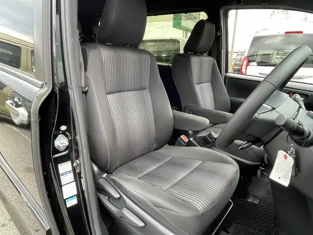 トヨタ ヴォクシー ZS 煌 青森県 2017(平29)年 4.9万km ブラック 4WD/ワンオーナー/純正メモリーナビ/フルセグTV/CD/DVD/BT/後席用フリップダウンモニター/両側パワースライドドア/トヨタセーフティセンス/プリクラッシュセーフティ/レーンキープアシスト/オートマチックハイビーム/ETC/クルーズコントロール/LEDオートライト