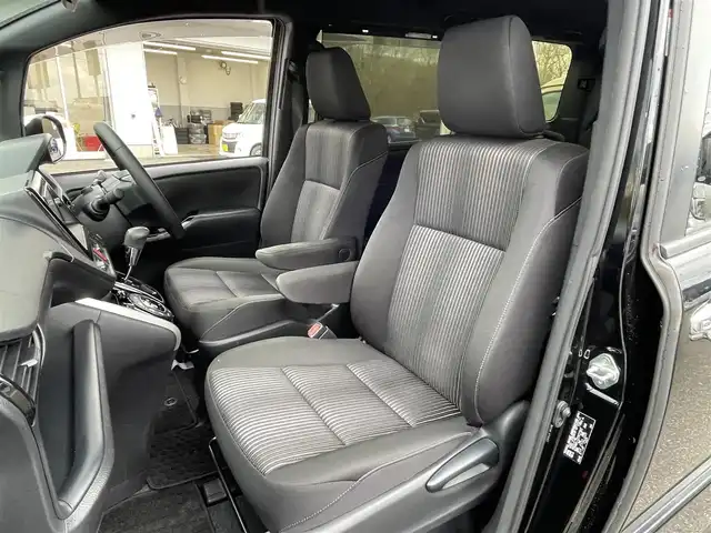 トヨタ ヴォクシー ZS 煌 青森県 2017(平29)年 4.9万km ブラック 4WD/ワンオーナー/純正メモリーナビ/フルセグTV/CD/DVD/BT/後席用フリップダウンモニター/両側パワースライドドア/トヨタセーフティセンス/プリクラッシュセーフティ/レーンキープアシスト/オートマチックハイビーム/ETC/クルーズコントロール/LEDオートライト