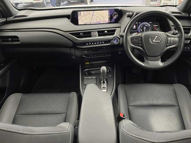 レクサス ＵＸ 300e バージョンL 兵庫県 2021(令3)年 2.4万km ソニッククォーツ ・ワンオーナー車/・ムーンルーフ/・純正ナビ（AM/FM/CD/DVD/BT/TV)/・マークレビンソンプレミアムサラウンドサウンド/・パノラミックビューモニター/・ビルトインETC2.0/・前後ドライブレコーダー/・パワーバックドア/・置くだけ充電/・レザーシート/・前席パワーシート/・全席シートヒーター/・前席ベンチレーション/・ハンドルヒーター/・プリクラッシュセーフティ/・パーキングサポートアラート/・レーントレーシングアシスト/・レーダークルーズコントロール/・カラードヘッドアップディスプレイ/・ブラインドスポットモニター/・オートマチックハイビーム/・三眼フルLEDヘッドランプ/・純正18インチアルミホイール