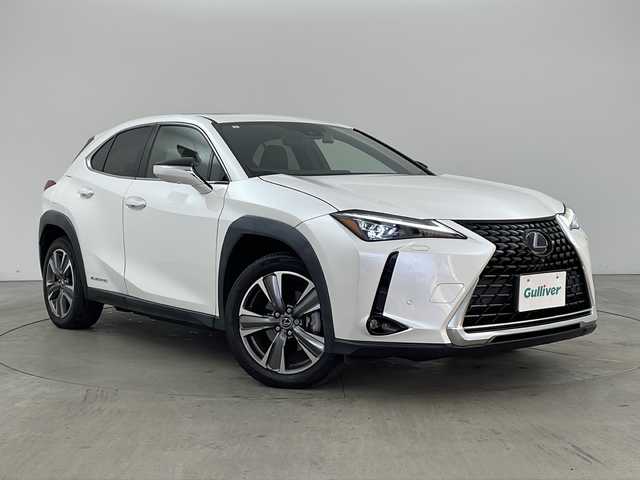 レクサス ＵＸ 300e バージョンL 兵庫県 2021(令3)年 2.4万km ソニッククォーツ ・ワンオーナー車/・ムーンルーフ/・純正ナビ（AM/FM/CD/DVD/BT/TV)/・マークレビンソンプレミアムサラウンドサウンド/・パノラミックビューモニター/・ビルトインETC2.0/・前後ドライブレコーダー/・パワーバックドア/・置くだけ充電/・レザーシート/・前席パワーシート/・全席シートヒーター/・前席ベンチレーション/・ハンドルヒーター/・プリクラッシュセーフティ/・パーキングサポートアラート/・レーントレーシングアシスト/・レーダークルーズコントロール/・カラードヘッドアップディスプレイ/・ブラインドスポットモニター/・オートマチックハイビーム/・三眼フルLEDヘッドランプ/・純正18インチアルミホイール