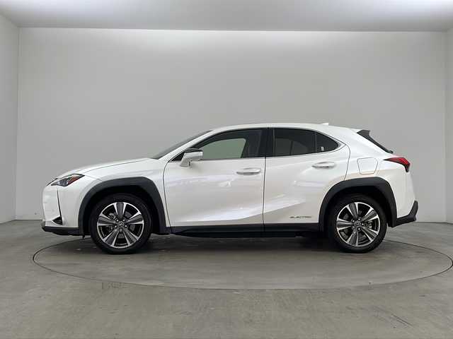 レクサス ＵＸ 300e バージョンL 兵庫県 2021(令3)年 2.4万km ソニッククォーツ ・ワンオーナー車/・ムーンルーフ/・純正ナビ（AM/FM/CD/DVD/BT/TV)/・マークレビンソンプレミアムサラウンドサウンド/・パノラミックビューモニター/・ビルトインETC2.0/・前後ドライブレコーダー/・パワーバックドア/・置くだけ充電/・レザーシート/・前席パワーシート/・全席シートヒーター/・前席ベンチレーション/・ハンドルヒーター/・プリクラッシュセーフティ/・パーキングサポートアラート/・レーントレーシングアシスト/・レーダークルーズコントロール/・カラードヘッドアップディスプレイ/・ブラインドスポットモニター/・オートマチックハイビーム/・三眼フルLEDヘッドランプ/・純正18インチアルミホイール