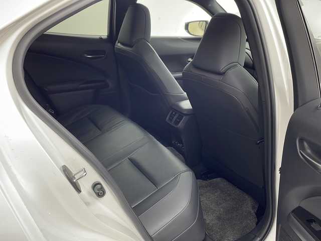 レクサス ＵＸ 300e バージョンL 兵庫県 2021(令3)年 2.4万km ソニッククォーツ ・ワンオーナー車/・ムーンルーフ/・純正ナビ（AM/FM/CD/DVD/BT/TV)/・マークレビンソンプレミアムサラウンドサウンド/・パノラミックビューモニター/・ビルトインETC2.0/・前後ドライブレコーダー/・パワーバックドア/・置くだけ充電/・レザーシート/・前席パワーシート/・全席シートヒーター/・前席ベンチレーション/・ハンドルヒーター/・プリクラッシュセーフティ/・パーキングサポートアラート/・レーントレーシングアシスト/・レーダークルーズコントロール/・カラードヘッドアップディスプレイ/・ブラインドスポットモニター/・オートマチックハイビーム/・三眼フルLEDヘッドランプ/・純正18インチアルミホイール