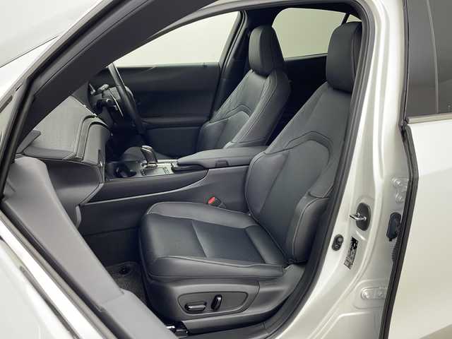 レクサス ＵＸ 300e バージョンL 兵庫県 2021(令3)年 2.4万km ソニッククォーツ ・ワンオーナー車/・ムーンルーフ/・純正ナビ（AM/FM/CD/DVD/BT/TV)/・マークレビンソンプレミアムサラウンドサウンド/・パノラミックビューモニター/・ビルトインETC2.0/・前後ドライブレコーダー/・パワーバックドア/・置くだけ充電/・レザーシート/・前席パワーシート/・全席シートヒーター/・前席ベンチレーション/・ハンドルヒーター/・プリクラッシュセーフティ/・パーキングサポートアラート/・レーントレーシングアシスト/・レーダークルーズコントロール/・カラードヘッドアップディスプレイ/・ブラインドスポットモニター/・オートマチックハイビーム/・三眼フルLEDヘッドランプ/・純正18インチアルミホイール