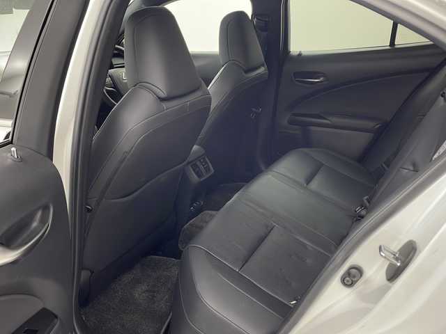 レクサス ＵＸ 300e バージョンL 兵庫県 2021(令3)年 2.4万km ソニッククォーツ ・ワンオーナー車/・ムーンルーフ/・純正ナビ（AM/FM/CD/DVD/BT/TV)/・マークレビンソンプレミアムサラウンドサウンド/・パノラミックビューモニター/・ビルトインETC2.0/・前後ドライブレコーダー/・パワーバックドア/・置くだけ充電/・レザーシート/・前席パワーシート/・全席シートヒーター/・前席ベンチレーション/・ハンドルヒーター/・プリクラッシュセーフティ/・パーキングサポートアラート/・レーントレーシングアシスト/・レーダークルーズコントロール/・カラードヘッドアップディスプレイ/・ブラインドスポットモニター/・オートマチックハイビーム/・三眼フルLEDヘッドランプ/・純正18インチアルミホイール