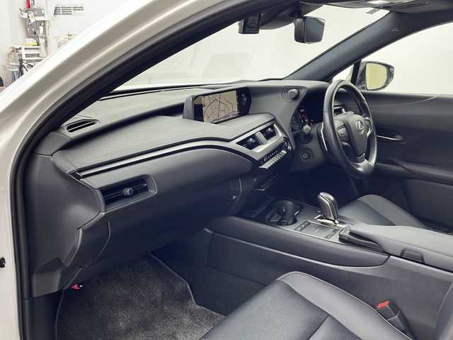 レクサス ＵＸ 300e バージョンL 兵庫県 2021(令3)年 2.4万km ソニッククォーツ ・ワンオーナー車/・ムーンルーフ/・純正ナビ（AM/FM/CD/DVD/BT/TV)/・マークレビンソンプレミアムサラウンドサウンド/・パノラミックビューモニター/・ビルトインETC2.0/・前後ドライブレコーダー/・パワーバックドア/・置くだけ充電/・レザーシート/・前席パワーシート/・全席シートヒーター/・前席ベンチレーション/・ハンドルヒーター/・プリクラッシュセーフティ/・パーキングサポートアラート/・レーントレーシングアシスト/・レーダークルーズコントロール/・カラードヘッドアップディスプレイ/・ブラインドスポットモニター/・オートマチックハイビーム/・三眼フルLEDヘッドランプ/・純正18インチアルミホイール