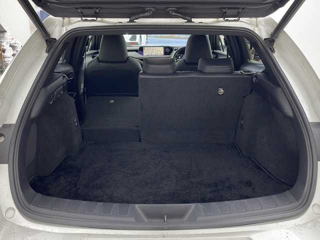 レクサス ＵＸ 300e バージョンL 兵庫県 2021(令3)年 2.4万km ソニッククォーツ ・ワンオーナー車/・ムーンルーフ/・純正ナビ（AM/FM/CD/DVD/BT/TV)/・マークレビンソンプレミアムサラウンドサウンド/・パノラミックビューモニター/・ビルトインETC2.0/・前後ドライブレコーダー/・パワーバックドア/・置くだけ充電/・レザーシート/・前席パワーシート/・全席シートヒーター/・前席ベンチレーション/・ハンドルヒーター/・プリクラッシュセーフティ/・パーキングサポートアラート/・レーントレーシングアシスト/・レーダークルーズコントロール/・カラードヘッドアップディスプレイ/・ブラインドスポットモニター/・オートマチックハイビーム/・三眼フルLEDヘッドランプ/・純正18インチアルミホイール