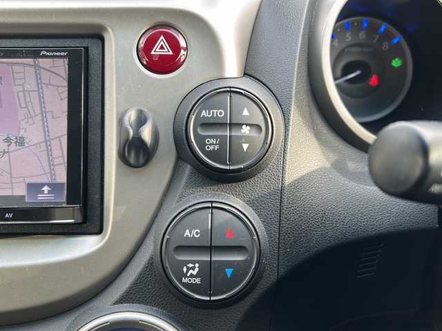 ホンダ フィット ハイブリット スマート セレクション 兵庫県 2011(平23)年 8.4万km プレミアムホワイトパール 社外ナビ（ワンセグ/FM/AM//Bluetooth）/スマートキー/クルーズコントロール/ＥＴＣ/ＵＳＢ/純正フロアマット/ステアリングリモコン/オートライト/ドアバイザー