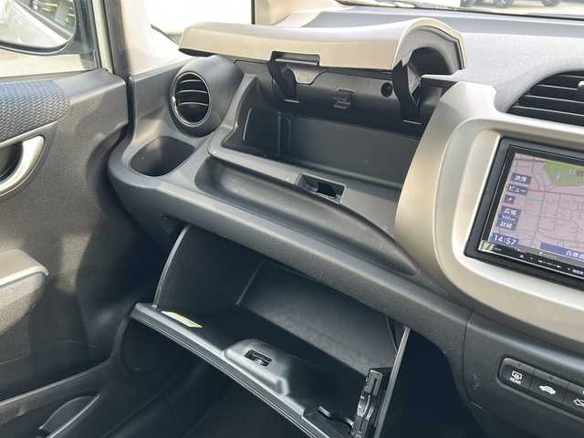 ホンダ フィット ハイブリット スマート セレクション 兵庫県 2011(平23)年 8.4万km プレミアムホワイトパール 社外ナビ（ワンセグ/FM/AM//Bluetooth）/スマートキー/クルーズコントロール/ＥＴＣ/ＵＳＢ/純正フロアマット/ステアリングリモコン/オートライト/ドアバイザー