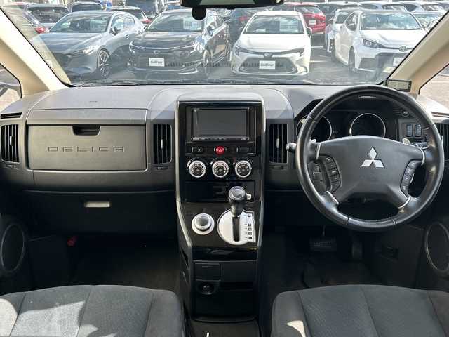 三菱 デリカＤ：５ D－Power package 大阪府 2017(平29)年 8.9万km ダイヤモンドブラックマイカ フリップダウンモニター（カロッツェリア）　社外１６ＡＷ　クルーズコントロール　シートヒーター　両側パワースライドドア　デジタルインナーミラー　バックカメラ　ＥＴＣ　ストラーダナビ　フルセグＴＶ　社外ナビ　ＣＤ　ＤＶＤ　Ｂｌｕｅｔｏｏｔｈ　純正オーディオ　社外フロアマット　HIDヘッドライト　パワーバックドア