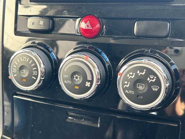 三菱 デリカＤ：５ D－Power package 大阪府 2017(平29)年 8.9万km ダイヤモンドブラックマイカ フリップダウンモニター（カロッツェリア）　社外１６ＡＷ　クルーズコントロール　シートヒーター　両側パワースライドドア　デジタルインナーミラー　バックカメラ　ＥＴＣ　ストラーダナビ　フルセグＴＶ　社外ナビ　ＣＤ　ＤＶＤ　Ｂｌｕｅｔｏｏｔｈ　純正オーディオ　社外フロアマット　HIDヘッドライト　パワーバックドア