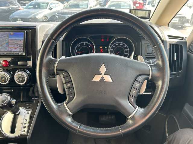 三菱 デリカＤ：５ D－Power package 大阪府 2017(平29)年 8.9万km ダイヤモンドブラックマイカ フリップダウンモニター（カロッツェリア）　社外１６ＡＷ　クルーズコントロール　シートヒーター　両側パワースライドドア　デジタルインナーミラー　バックカメラ　ＥＴＣ　ストラーダナビ　フルセグＴＶ　社外ナビ　ＣＤ　ＤＶＤ　Ｂｌｕｅｔｏｏｔｈ　純正オーディオ　社外フロアマット　HIDヘッドライト　パワーバックドア