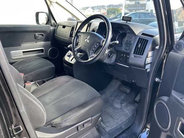 三菱 デリカＤ：５ D－Power package 大阪府 2017(平29)年 8.9万km ダイヤモンドブラックマイカ フリップダウンモニター（カロッツェリア）　社外１６ＡＷ　クルーズコントロール　シートヒーター　両側パワースライドドア　デジタルインナーミラー　バックカメラ　ＥＴＣ　ストラーダナビ　フルセグＴＶ　社外ナビ　ＣＤ　ＤＶＤ　Ｂｌｕｅｔｏｏｔｈ　純正オーディオ　社外フロアマット　HIDヘッドライト　パワーバックドア