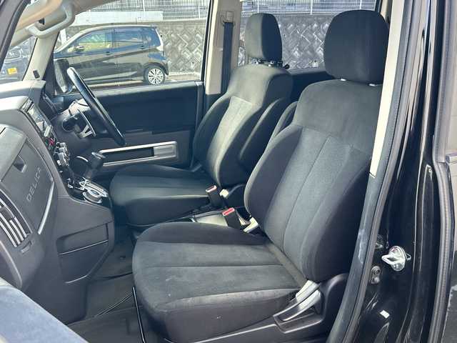 三菱 デリカＤ：５ D－Power package 大阪府 2017(平29)年 8.9万km ダイヤモンドブラックマイカ フリップダウンモニター（カロッツェリア）　社外１６ＡＷ　クルーズコントロール　シートヒーター　両側パワースライドドア　デジタルインナーミラー　バックカメラ　ＥＴＣ　ストラーダナビ　フルセグＴＶ　社外ナビ　ＣＤ　ＤＶＤ　Ｂｌｕｅｔｏｏｔｈ　純正オーディオ　社外フロアマット　HIDヘッドライト　パワーバックドア