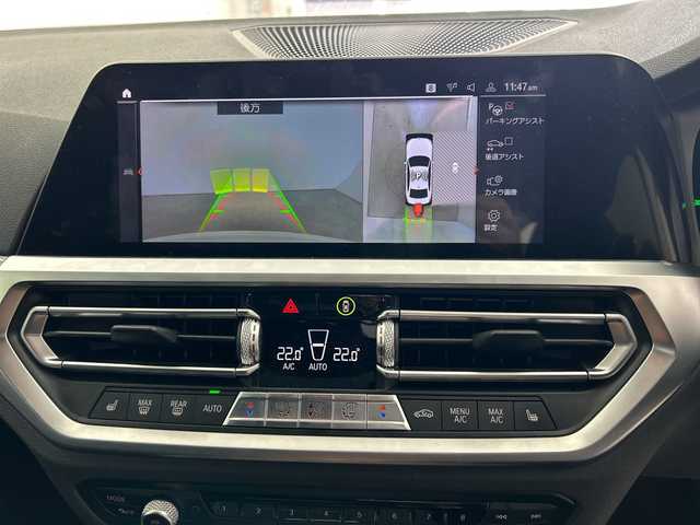 ＢＭＷ ３２０ｉ Mスポーツ 三重県 2020(令2)年 7万km 白 /禁煙車//BMWライブ・コックピット：//12.3インチ マルチ・ディスプレイ・メーター・パネル//10.25インチ ワイド・コントロール・ディスプレイ//HDDナビゲーション・システム//Mスポーツ専用マルチファンクション/　Mスポーツ・レザー・ステアリング・ホイール（パドルシフト付）//Mスポーツ専用スポーツ・シート（運転席&助手席）//アルカンタラ／センサテック・コンビネーション・シート/＜カラー：ブラック（ブルー・ステッチ付）＞//パーキング・アシスト：//PDC//パーキング・アシスト（並列・縦列）//リヤ・ビュー・カメラ（予想進路表示機能付）//ワイヤレス充電//レーダークルーズコントロール//インテリジェントセーフティ//衝突軽減ブレーキ//レーンキープアシスト//ブラインドスポットモニター//オートハイビーム//純正前後ドライブレコーダー