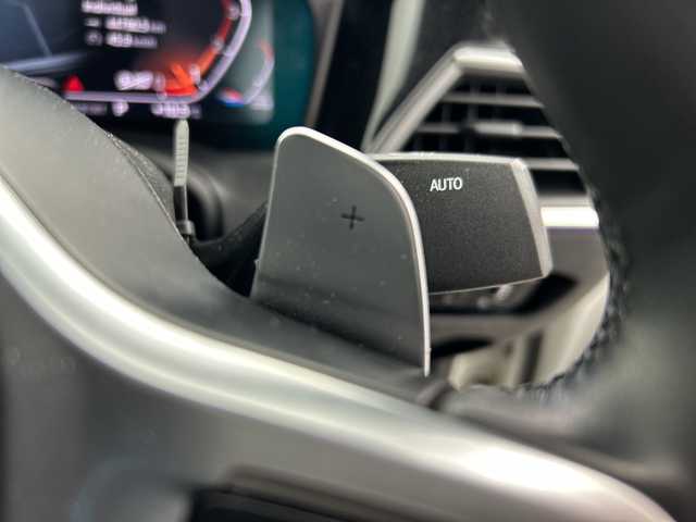 ＢＭＷ ３２０ｉ Mスポーツ 三重県 2020(令2)年 7万km 白 /禁煙車//BMWライブ・コックピット：//12.3インチ マルチ・ディスプレイ・メーター・パネル//10.25インチ ワイド・コントロール・ディスプレイ//HDDナビゲーション・システム//Mスポーツ専用マルチファンクション/　Mスポーツ・レザー・ステアリング・ホイール（パドルシフト付）//Mスポーツ専用スポーツ・シート（運転席&助手席）//アルカンタラ／センサテック・コンビネーション・シート/＜カラー：ブラック（ブルー・ステッチ付）＞//パーキング・アシスト：//PDC//パーキング・アシスト（並列・縦列）//リヤ・ビュー・カメラ（予想進路表示機能付）//ワイヤレス充電//レーダークルーズコントロール//インテリジェントセーフティ//衝突軽減ブレーキ//レーンキープアシスト//ブラインドスポットモニター//オートハイビーム//純正前後ドライブレコーダー