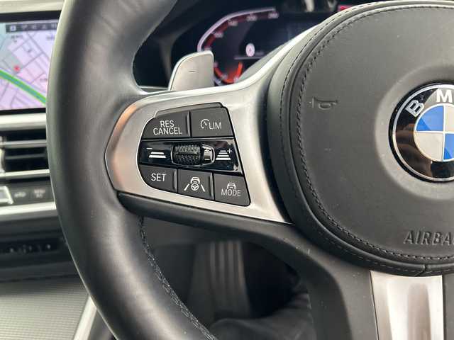 ＢＭＷ ３２０ｉ Mスポーツ 三重県 2020(令2)年 7万km 白 /禁煙車//BMWライブ・コックピット：//12.3インチ マルチ・ディスプレイ・メーター・パネル//10.25インチ ワイド・コントロール・ディスプレイ//HDDナビゲーション・システム//Mスポーツ専用マルチファンクション/　Mスポーツ・レザー・ステアリング・ホイール（パドルシフト付）//Mスポーツ専用スポーツ・シート（運転席&助手席）//アルカンタラ／センサテック・コンビネーション・シート/＜カラー：ブラック（ブルー・ステッチ付）＞//パーキング・アシスト：//PDC//パーキング・アシスト（並列・縦列）//リヤ・ビュー・カメラ（予想進路表示機能付）//ワイヤレス充電//レーダークルーズコントロール//インテリジェントセーフティ//衝突軽減ブレーキ//レーンキープアシスト//ブラインドスポットモニター//オートハイビーム//純正前後ドライブレコーダー