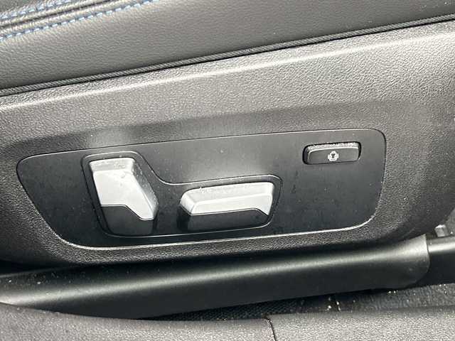 ＢＭＷ ３２０ｉ Mスポーツ 三重県 2020(令2)年 7万km 白 /禁煙車//BMWライブ・コックピット：//12.3インチ マルチ・ディスプレイ・メーター・パネル//10.25インチ ワイド・コントロール・ディスプレイ//HDDナビゲーション・システム//Mスポーツ専用マルチファンクション/　Mスポーツ・レザー・ステアリング・ホイール（パドルシフト付）//Mスポーツ専用スポーツ・シート（運転席&助手席）//アルカンタラ／センサテック・コンビネーション・シート/＜カラー：ブラック（ブルー・ステッチ付）＞//パーキング・アシスト：//PDC//パーキング・アシスト（並列・縦列）//リヤ・ビュー・カメラ（予想進路表示機能付）//ワイヤレス充電//レーダークルーズコントロール//インテリジェントセーフティ//衝突軽減ブレーキ//レーンキープアシスト//ブラインドスポットモニター//オートハイビーム//純正前後ドライブレコーダー