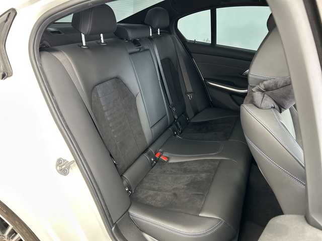 ＢＭＷ ３２０ｉ Mスポーツ 三重県 2020(令2)年 7万km 白 /禁煙車//BMWライブ・コックピット：//12.3インチ マルチ・ディスプレイ・メーター・パネル//10.25インチ ワイド・コントロール・ディスプレイ//HDDナビゲーション・システム//Mスポーツ専用マルチファンクション/　Mスポーツ・レザー・ステアリング・ホイール（パドルシフト付）//Mスポーツ専用スポーツ・シート（運転席&助手席）//アルカンタラ／センサテック・コンビネーション・シート/＜カラー：ブラック（ブルー・ステッチ付）＞//パーキング・アシスト：//PDC//パーキング・アシスト（並列・縦列）//リヤ・ビュー・カメラ（予想進路表示機能付）//ワイヤレス充電//レーダークルーズコントロール//インテリジェントセーフティ//衝突軽減ブレーキ//レーンキープアシスト//ブラインドスポットモニター//オートハイビーム//純正前後ドライブレコーダー