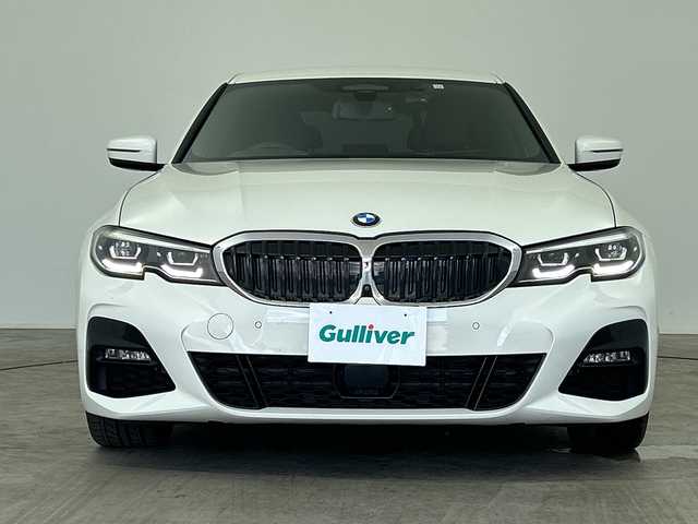 ＢＭＷ ３２０ｉ Mスポーツ 三重県 2020(令2)年 7万km 白 /禁煙車//BMWライブ・コックピット：//12.3インチ マルチ・ディスプレイ・メーター・パネル//10.25インチ ワイド・コントロール・ディスプレイ//HDDナビゲーション・システム//Mスポーツ専用マルチファンクション/　Mスポーツ・レザー・ステアリング・ホイール（パドルシフト付）//Mスポーツ専用スポーツ・シート（運転席&助手席）//アルカンタラ／センサテック・コンビネーション・シート/＜カラー：ブラック（ブルー・ステッチ付）＞//パーキング・アシスト：//PDC//パーキング・アシスト（並列・縦列）//リヤ・ビュー・カメラ（予想進路表示機能付）//ワイヤレス充電//レーダークルーズコントロール//インテリジェントセーフティ//衝突軽減ブレーキ//レーンキープアシスト//ブラインドスポットモニター//オートハイビーム//純正前後ドライブレコーダー