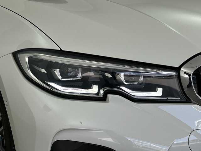 ＢＭＷ ３２０ｉ Mスポーツ 三重県 2020(令2)年 7万km 白 /禁煙車//BMWライブ・コックピット：//12.3インチ マルチ・ディスプレイ・メーター・パネル//10.25インチ ワイド・コントロール・ディスプレイ//HDDナビゲーション・システム//Mスポーツ専用マルチファンクション/　Mスポーツ・レザー・ステアリング・ホイール（パドルシフト付）//Mスポーツ専用スポーツ・シート（運転席&助手席）//アルカンタラ／センサテック・コンビネーション・シート/＜カラー：ブラック（ブルー・ステッチ付）＞//パーキング・アシスト：//PDC//パーキング・アシスト（並列・縦列）//リヤ・ビュー・カメラ（予想進路表示機能付）//ワイヤレス充電//レーダークルーズコントロール//インテリジェントセーフティ//衝突軽減ブレーキ//レーンキープアシスト//ブラインドスポットモニター//オートハイビーム//純正前後ドライブレコーダー