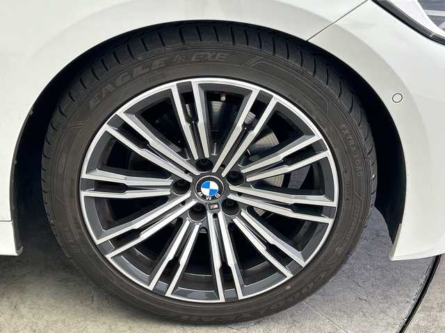 ＢＭＷ ３２０ｉ Mスポーツ 三重県 2020(令2)年 7万km 白 /禁煙車//BMWライブ・コックピット：//12.3インチ マルチ・ディスプレイ・メーター・パネル//10.25インチ ワイド・コントロール・ディスプレイ//HDDナビゲーション・システム//Mスポーツ専用マルチファンクション/　Mスポーツ・レザー・ステアリング・ホイール（パドルシフト付）//Mスポーツ専用スポーツ・シート（運転席&助手席）//アルカンタラ／センサテック・コンビネーション・シート/＜カラー：ブラック（ブルー・ステッチ付）＞//パーキング・アシスト：//PDC//パーキング・アシスト（並列・縦列）//リヤ・ビュー・カメラ（予想進路表示機能付）//ワイヤレス充電//レーダークルーズコントロール//インテリジェントセーフティ//衝突軽減ブレーキ//レーンキープアシスト//ブラインドスポットモニター//オートハイビーム//純正前後ドライブレコーダー