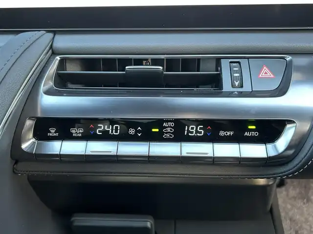 レクサス ＬＣ 500 Lパッケージ 大阪府 2025(令7)年 0.4万km ホワイトノーヴァガラスフレーク ガラスパノラマルーフ/OP21インチ10本V字スポークAW/純正12.3インチディスプレイオーディオ/　・Bluetooth/　・AM/FM/　・フルセグTV/　・AppleCarplay/　・AndroidAuto/レクサスセーフティーシステム+/　・プリクラッシュセーフティー/　・レーントレーシングアシスト/　・オートマチックハイビーム/　・レーダークルーズコントロール/　・ロードサインアシスト/ブラインドスポットモニター/アラウンドビューモニター/前席パワーシート/運転席メモリシート/ブラックレザーシート/ベンチレーション/シートヒーター/ステアリングヒーター/ステアリングスイッチ/純正フロアマット/パドルシフト