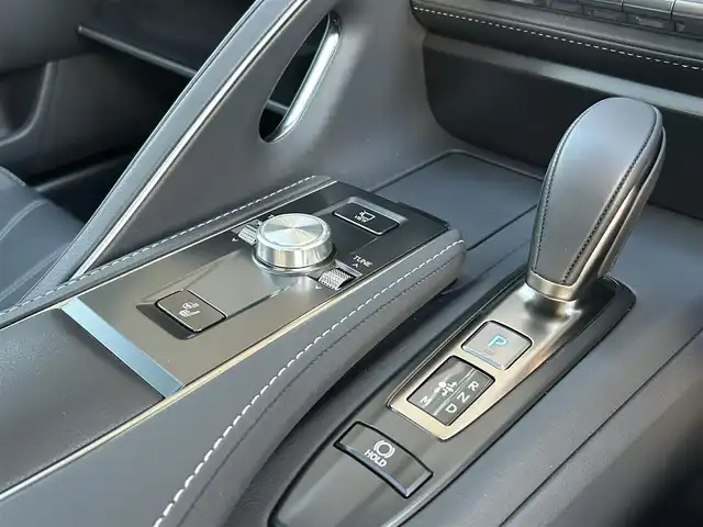 レクサス ＬＣ 500 Lパッケージ 大阪府 2025(令7)年 0.4万km ホワイトノーヴァガラスフレーク ガラスパノラマルーフ/OP21インチ10本V字スポークAW/純正12.3インチディスプレイオーディオ/　・Bluetooth/　・AM/FM/　・フルセグTV/　・AppleCarplay/　・AndroidAuto/レクサスセーフティーシステム+/　・プリクラッシュセーフティー/　・レーントレーシングアシスト/　・オートマチックハイビーム/　・レーダークルーズコントロール/　・ロードサインアシスト/ブラインドスポットモニター/アラウンドビューモニター/前席パワーシート/運転席メモリシート/ブラックレザーシート/ベンチレーション/シートヒーター/ステアリングヒーター/ステアリングスイッチ/純正フロアマット/パドルシフト