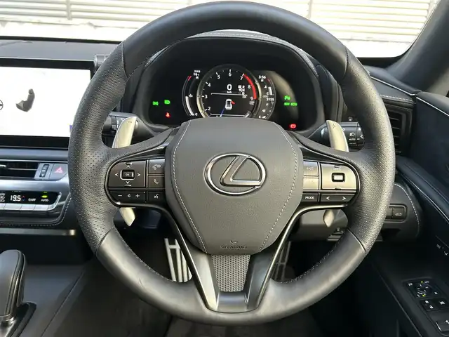 レクサス ＬＣ 500 Lパッケージ 大阪府 2025(令7)年 0.4万km ホワイトノーヴァガラスフレーク ガラスパノラマルーフ/OP21インチ10本V字スポークAW/純正12.3インチディスプレイオーディオ/　・Bluetooth/　・AM/FM/　・フルセグTV/　・AppleCarplay/　・AndroidAuto/レクサスセーフティーシステム+/　・プリクラッシュセーフティー/　・レーントレーシングアシスト/　・オートマチックハイビーム/　・レーダークルーズコントロール/　・ロードサインアシスト/ブラインドスポットモニター/アラウンドビューモニター/前席パワーシート/運転席メモリシート/ブラックレザーシート/ベンチレーション/シートヒーター/ステアリングヒーター/ステアリングスイッチ/純正フロアマット/パドルシフト