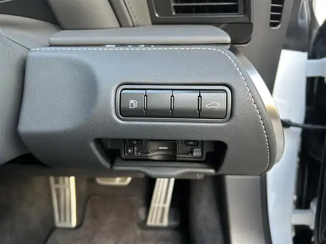 レクサス ＬＣ 500 Lパッケージ 大阪府 2025(令7)年 0.4万km ホワイトノーヴァガラスフレーク ガラスパノラマルーフ/OP21インチ10本V字スポークAW/純正12.3インチディスプレイオーディオ/　・Bluetooth/　・AM/FM/　・フルセグTV/　・AppleCarplay/　・AndroidAuto/レクサスセーフティーシステム+/　・プリクラッシュセーフティー/　・レーントレーシングアシスト/　・オートマチックハイビーム/　・レーダークルーズコントロール/　・ロードサインアシスト/ブラインドスポットモニター/アラウンドビューモニター/前席パワーシート/運転席メモリシート/ブラックレザーシート/ベンチレーション/シートヒーター/ステアリングヒーター/ステアリングスイッチ/純正フロアマット/パドルシフト