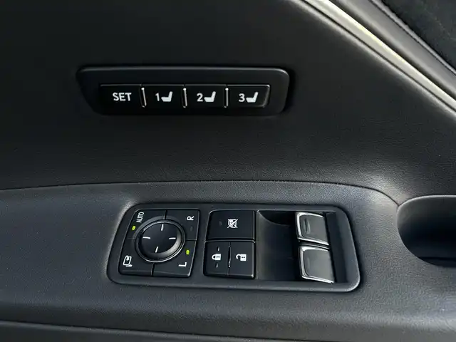 レクサス ＬＣ 500 Lパッケージ 大阪府 2025(令7)年 0.4万km ホワイトノーヴァガラスフレーク ガラスパノラマルーフ/OP21インチ10本V字スポークAW/純正12.3インチディスプレイオーディオ/　・Bluetooth/　・AM/FM/　・フルセグTV/　・AppleCarplay/　・AndroidAuto/レクサスセーフティーシステム+/　・プリクラッシュセーフティー/　・レーントレーシングアシスト/　・オートマチックハイビーム/　・レーダークルーズコントロール/　・ロードサインアシスト/ブラインドスポットモニター/アラウンドビューモニター/前席パワーシート/運転席メモリシート/ブラックレザーシート/ベンチレーション/シートヒーター/ステアリングヒーター/ステアリングスイッチ/純正フロアマット/パドルシフト