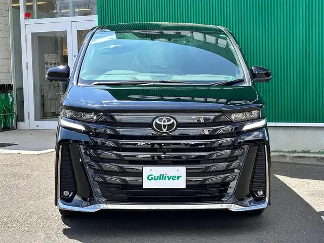 トヨタ ヴェルファイア ハイブリット Z プレミア 宮城県 2024(令6)年 0.6万km ブラック デジタルインナーミラー/＝＝＝/左右独立ムーンルーフ/トヨタチームメイト/・アドバンストパーク/・パーキングサポートブレーキ（周辺静止物）/・アドバンストドライブ/・緊急時操舵支援/・フロントクロストラフィックアラート/・レーンチェンジアシスト/・ドライバーモニターカメラ/セーフティセンス/・プリクラッシュセーフティ/・レーントレーシングアシスト/・全車速追従機能付レーダークルーズコントロール/・アダプティブハイビームシステム/・ロードサインアシスト/・ドライバー異常時対応システム/・プロアクティブドライビングアシスト/・発進遅れ告知機能/BSM/パーキングサポートブレーキ/12インチフリップダウンモニター/14インチディスプレイオーディオ/・車載ナビ/・地デジTV/・USB/HDMI/・AppleCarPlay/AndroidAuto/・ETC2.0/床下透過表示機能付パノラミックビューモニター/ヘッドアップディスプレイ/ドライブレコーダー/両側パワースライドドア/パワーバックドア/本革シート/シートヒーター/ベンチレーション/ステアリングヒーター