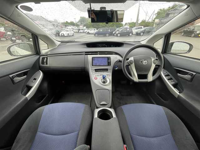 トヨタ プリウス S 福岡県 2014(平26)年 9.6万km ホワイトパールクリスタルシャイン (株)IDOMが運営する【じしゃロン八幡西店】の自社ローン専用車両になります。こちらは現金またはオートローンご利用時の価格です。自社ローンご希望の方は別途その旨お申付け下さい/純正ナビ（Bluetooth/フルセグTV）/ETC/バックカメラ/前方ドライブレコーダー/純正フロアマット/オートライト/ABS/横滑り防止装置/LEDヘッドライト