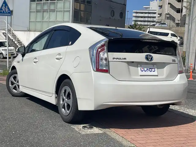 トヨタ プリウス S 福岡県 2014(平26)年 9.6万km ホワイトパールクリスタルシャイン (株)IDOMが運営する【じしゃロン八幡西店】の自社ローン専用車両になります。こちらは現金またはオートローンご利用時の価格です。自社ローンご希望の方は別途その旨お申付け下さい/純正ナビ（Bluetooth/フルセグTV）/ETC/バックカメラ/前方ドライブレコーダー/純正フロアマット/オートライト/ABS/横滑り防止装置/LEDヘッドライト