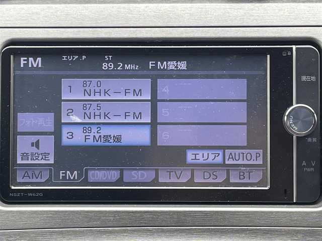 トヨタ プリウス S 福岡県 2014(平26)年 9.6万km ホワイトパールクリスタルシャイン (株)IDOMが運営する【じしゃロン八幡西店】の自社ローン専用車両になります。こちらは現金またはオートローンご利用時の価格です。自社ローンご希望の方は別途その旨お申付け下さい/純正ナビ（Bluetooth/フルセグTV）/ETC/バックカメラ/前方ドライブレコーダー/純正フロアマット/オートライト/ABS/横滑り防止装置/LEDヘッドライト