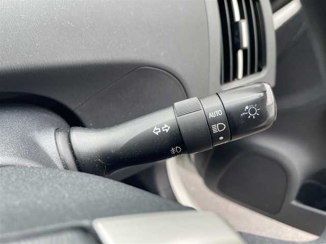 トヨタ プリウス S 福岡県 2014(平26)年 9.6万km ホワイトパールクリスタルシャイン (株)IDOMが運営する【じしゃロン八幡西店】の自社ローン専用車両になります。こちらは現金またはオートローンご利用時の価格です。自社ローンご希望の方は別途その旨お申付け下さい/純正ナビ（Bluetooth/フルセグTV）/ETC/バックカメラ/前方ドライブレコーダー/純正フロアマット/オートライト/ABS/横滑り防止装置/LEDヘッドライト