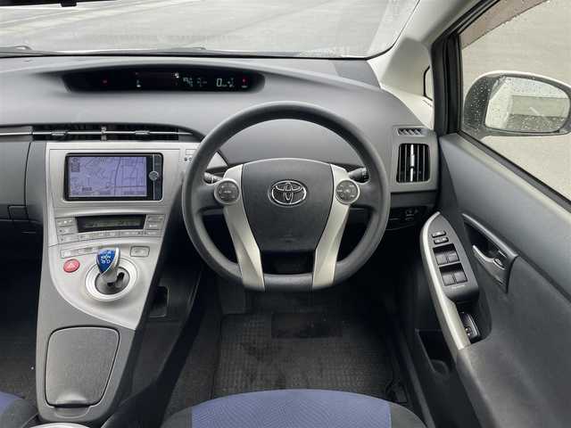 トヨタ プリウス S 福岡県 2014(平26)年 9.6万km ホワイトパールクリスタルシャイン (株)IDOMが運営する【じしゃロン八幡西店】の自社ローン専用車両になります。こちらは現金またはオートローンご利用時の価格です。自社ローンご希望の方は別途その旨お申付け下さい/純正ナビ（Bluetooth/フルセグTV）/ETC/バックカメラ/前方ドライブレコーダー/純正フロアマット/オートライト/ABS/横滑り防止装置/LEDヘッドライト
