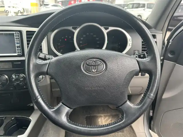 トヨタ ハイラックス サーフ SSR－G 道東・釧路十勝 2002(平14)年 14.4万km シルバーM ４WD/センターデフロック/純正HDDナビ/（CD/DVD/AM/FM/VTR）/革巻きステアリング/リモコンキー/スペアキー/純正エンジンスターター/純正17インチAW/オートライト/純正フロアマット/100V電源/ナビ取扱説明書/取扱説明書/保証書