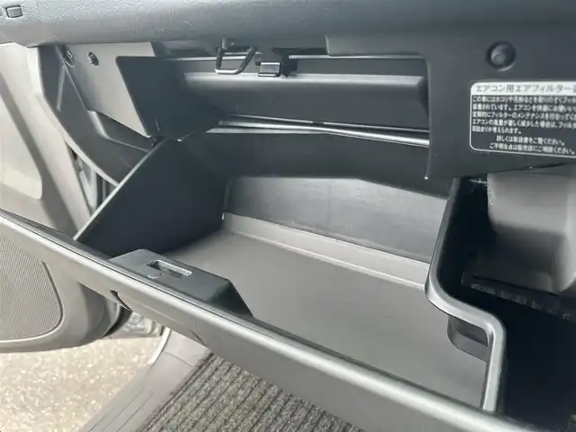 トヨタ ハイラックス サーフ SSR－G 道東・釧路十勝 2002(平14)年 14.4万km シルバーM ４WD/センターデフロック/純正HDDナビ/（CD/DVD/AM/FM/VTR）/革巻きステアリング/リモコンキー/スペアキー/純正エンジンスターター/純正17インチAW/オートライト/純正フロアマット/100V電源/ナビ取扱説明書/取扱説明書/保証書