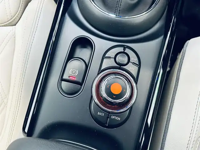 ＭＩＮＩ ＢＭＷ ミニ クラブマン クーパーSD 大阪府 2021(令3)年 2.7万km MINI Yoursエニグマティックブラック レザーシートP/ペッパーP/インテリジェントセーフティ/パワーシート/シートヒーター/Dシートメモリ/純正ナビ/バックカメラ/ACC/HUD/純正17インチAW/LEDヘッドライト/クリアランスソナー