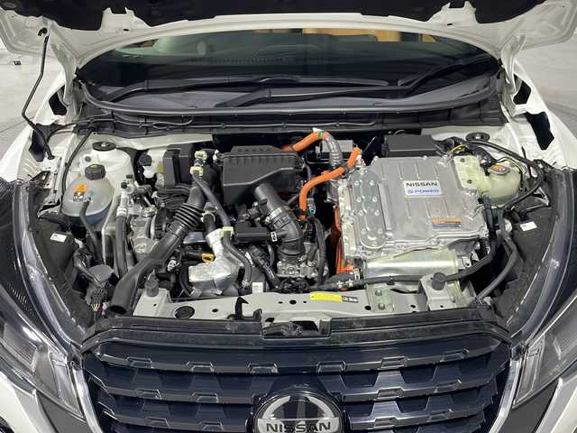 日産 キックス X ツートーンインテリアED 神奈川県 2021(令3)年 2.9万km ブリリアントホワイトパール/ピュアブラック 2トーン 純正9型SDナビゲーション【MM321D-L】/フルセグ　CD DVD　AM FM Bluetooth/ツートーンカラー【XDN：ブリリアントホワイトパール/ピュアブラック 2トーン】/インテリジェントアラウンドビューモニター/インテリジェントルームミラー/セーフティアシスト/プロパイロット/SOSコール/インテリジェントクルーズコントロール/インテリジェントエマージェンシーブレーキ/車線逸脱防止支援システム/車線逸脱警報/ふらつき警報/踏み間違い防止アシスト/ハイビームアシスト/前後クリアランスソナー/革巻きステアリング/ステアリングヒーター/オレンジタン/ブラックツートーン合皮シート/前席シートヒーター/プッシュスタート/全席充電用USBソケット/リアヒーターダクト/ビルトインETC/電動パーキングアシスト　ブレーキホールド/前方ドライブレコーダー/シルバールーフレール/インテリジェントキー/純正17インチアルミホイール/LEDヘッドランプ/インテリジェントオートライト/LEDフロントフォグランプ