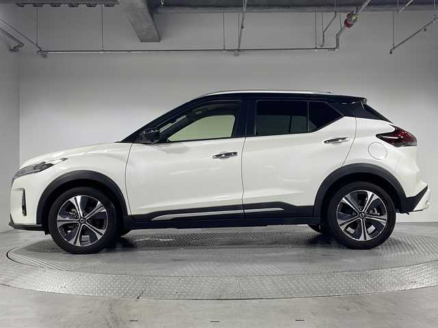 日産 キックス X ツートーンインテリアED 神奈川県 2021(令3)年 2.9万km ブリリアントホワイトパール/ピュアブラック 2トーン 純正9型SDナビゲーション【MM321D-L】/フルセグ　CD DVD　AM FM Bluetooth/ツートーンカラー【XDN：ブリリアントホワイトパール/ピュアブラック 2トーン】/インテリジェントアラウンドビューモニター/インテリジェントルームミラー/セーフティアシスト/プロパイロット/SOSコール/インテリジェントクルーズコントロール/インテリジェントエマージェンシーブレーキ/車線逸脱防止支援システム/車線逸脱警報/ふらつき警報/踏み間違い防止アシスト/ハイビームアシスト/前後クリアランスソナー/革巻きステアリング/ステアリングヒーター/オレンジタン/ブラックツートーン合皮シート/前席シートヒーター/プッシュスタート/全席充電用USBソケット/リアヒーターダクト/ビルトインETC/電動パーキングアシスト　ブレーキホールド/前方ドライブレコーダー/シルバールーフレール/インテリジェントキー/純正17インチアルミホイール/LEDヘッドランプ/インテリジェントオートライト/LEDフロントフォグランプ