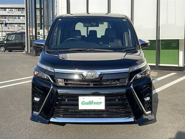 トヨタ ヴォクシー ZS 煌Ⅲ 岐阜県 2021(令3)年 1.9万km ブラック 純正ＳＤナビ　/後席モニター/ビルトインＥＴＣ　/バックカメラ　/前後ドライブレコーダー　/衝突軽減システム　/盗難防止装置　/横滑り防止装置　/前後コーナーセンサー　/アイドリングストップ　/ＬＥＤヘッドライト　/オートライト/ハーフレザーシート/純正16インチアルミホイール/プッシュスタート/スマートキー/スペアキー/純正フロアマット