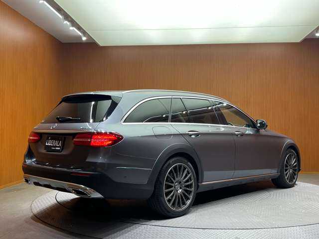 メルセデス・ベンツ Ｍ・ベンツ Ｅ２２０ｄ 4マチック オールテレイン 千葉県 2019(平31)年 5.4万km セレナイトグレー エクスクルーシブＰＫＧ　/パノラマＳＲ　/カールソン製ＡＷ　/純正ナビ　/３６０°カメラ　/ＡＣＣ　/ＨＵＤ　/茶革　/シートヒーター　/ベンチレーター　/パワーシート　/ＬＥＤヘッドライト　/ハイビームアシスト