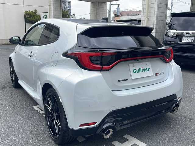 トヨタ ＧＲヤリス RZ ハイパフォーマンス 東京都 2025(令7)年 0.1万km プラチナホワイトパールマイカ ワンオーナー/6MT/縦引きパーキングブレーキ/セーフティセンス/・プリクラッシュセーフティ/・レーントレーシングアシスト/・レーンディパーチャーアラート/・レーダークルーズコントロール/・オートマチックハイビーム/・ロードサインアシスト/・発進遅れ告知機能/ブラインドスポットモニター/ドライブレコーダー（前方/後方ナビ連動型）/8インチディスプレイオーディオ/・8インチHDディスプレイ/・DTV/BT/Cタイプ入力/・AppleCarPlay/AndroidAuto/JBLプレミアムサウンドシステム/ビルトインETC 2.0/4WDモードセレクト/冷却スプレー機能付/（GR-FOURロゴ入空冷インタークーラー）/フルLEDヘッドランプ/ブラックドアミラー（電動オート格納機能/ウインカー付）/雨滴感応式オートワイパー/純正225/40R18（BBS製10本スポーク鍛造製AW）/GRロゴ入レッドブレーキキャリパー/12.3インチフルTFT液晶メーター/GRロゴ付グレーステッチ入革巻きステアリング/ステアリングスイッチ/GRロゴ付グレーステッチ入/　ブラック合皮プレミアムスポーツシート/車両/ナビ取扱説明書/新車時保証書