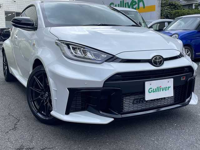 トヨタ ＧＲヤリス RZ ハイパフォーマンス 東京都 2025(令7)年 0.1万km プラチナホワイトパールマイカ ワンオーナー/6MT/縦引きパーキングブレーキ/セーフティセンス/・プリクラッシュセーフティ/・レーントレーシングアシスト/・レーンディパーチャーアラート/・レーダークルーズコントロール/・オートマチックハイビーム/・ロードサインアシスト/・発進遅れ告知機能/ブラインドスポットモニター/ドライブレコーダー（前方/後方ナビ連動型）/8インチディスプレイオーディオ/・8インチHDディスプレイ/・DTV/BT/Cタイプ入力/・AppleCarPlay/AndroidAuto/JBLプレミアムサウンドシステム/ビルトインETC 2.0/4WDモードセレクト/冷却スプレー機能付/（GR-FOURロゴ入空冷インタークーラー）/フルLEDヘッドランプ/ブラックドアミラー（電動オート格納機能/ウインカー付）/雨滴感応式オートワイパー/純正225/40R18（BBS製10本スポーク鍛造製AW）/GRロゴ入レッドブレーキキャリパー/12.3インチフルTFT液晶メーター/GRロゴ付グレーステッチ入革巻きステアリング/ステアリングスイッチ/GRロゴ付グレーステッチ入/　ブラック合皮プレミアムスポーツシート/車両/ナビ取扱説明書/新車時保証書