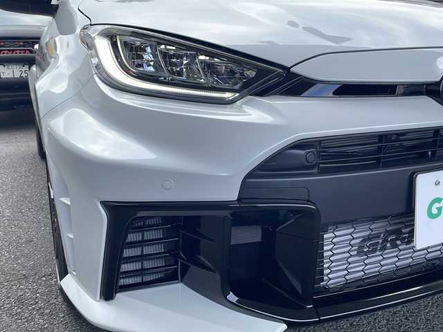 トヨタ ＧＲヤリス RZ ハイパフォーマンス 東京都 2025(令7)年 0.1万km プラチナホワイトパールマイカ ワンオーナー/6MT/縦引きパーキングブレーキ/セーフティセンス/・プリクラッシュセーフティ/・レーントレーシングアシスト/・レーンディパーチャーアラート/・レーダークルーズコントロール/・オートマチックハイビーム/・ロードサインアシスト/・発進遅れ告知機能/ブラインドスポットモニター/ドライブレコーダー（前方/後方ナビ連動型）/8インチディスプレイオーディオ/・8インチHDディスプレイ/・DTV/BT/Cタイプ入力/・AppleCarPlay/AndroidAuto/JBLプレミアムサウンドシステム/ビルトインETC 2.0/4WDモードセレクト/冷却スプレー機能付/（GR-FOURロゴ入空冷インタークーラー）/フルLEDヘッドランプ/ブラックドアミラー（電動オート格納機能/ウインカー付）/雨滴感応式オートワイパー/純正225/40R18（BBS製10本スポーク鍛造製AW）/GRロゴ入レッドブレーキキャリパー/12.3インチフルTFT液晶メーター/GRロゴ付グレーステッチ入革巻きステアリング/ステアリングスイッチ/GRロゴ付グレーステッチ入/　ブラック合皮プレミアムスポーツシート/車両/ナビ取扱説明書/新車時保証書